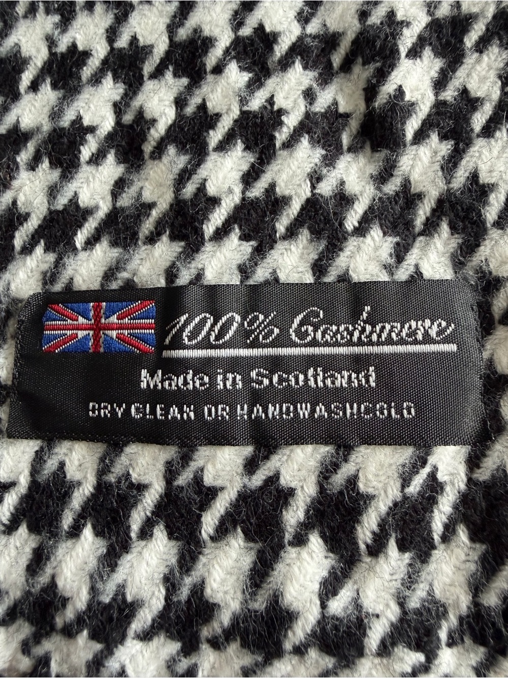 Made in Scotland 100% Cashmere Houndstooth B&W Plaid Scarf Fringed 66” x 11-1/4”